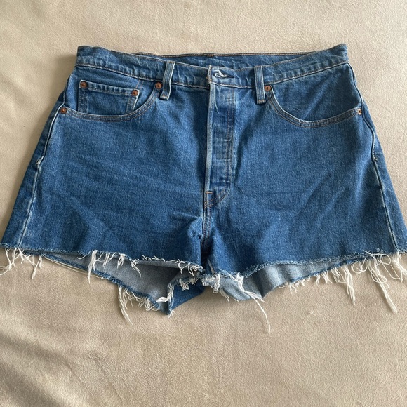 Levi Womens Cutoff denim shorts - Picture 2 of 4